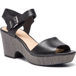 Sandały CLARKS - Maritsa Janna 261401134 Black Leather. Czarne klapki damskie Clarks, bez wzorów, ze skóry, bez obcasa, na obcasie. W wyprzedaży za 299,00 zł.