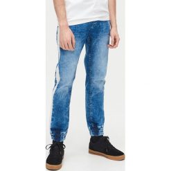 Jeansowe joggery z lampasami - Niebieski. Niebieskie spodnie męskie Cropp, m, z jeansu. Za 119,99 zł.