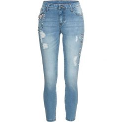 Dżinsy z kamieniami i efektami przetarcia bonprix niebieski "bleached”. Niebieskie jeansy damskie bonprix. Za 129,99 zł.
