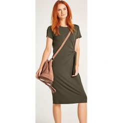 Sukienka w kolorze khaki. Brązowe sukienki damskie Heine, na co dzień, bez wzorów, z okrągłym kołnierzem, bez rękawów, midi, proste. W wyprzedaży za 122,95 zł.