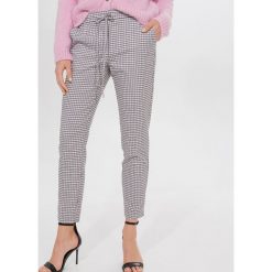 Spodnie jogger fit - Różowy. Różowe rurki damskie Mohito, bez wzorów. W wyprzedaży za 59,99 zł.