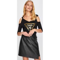 Guess Jeans - Top. Czarne bluzki damskie Guess Jeans, s, z nadrukiem, z elastanu, z okrągłym kołnierzem, z krótkim rękawem. W wyprzedaży za 129,90 zł.
