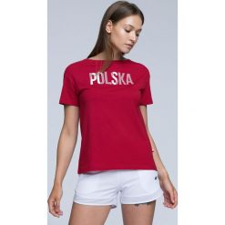 Koszulka kibica damska TSD501 - CZERWONY. Czerwone koszulki damskie l, z nadrukiem, z bawełny. W wyprzedaży za 29,99 zł.
