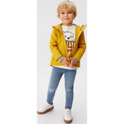 Mango Kids - Kurtka przeciwdeszczowa dziecięca Rain 80-104 cm. Żółte kurtki chłopięce z elastanu, krótkie. Za 119,90 zł.