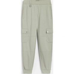 Dzianinowe spodnie typu cargo - Khaki. Brązowe spodnie męskie Reserved, s, bez wzorów, z dzianiny. Za 129,99 zł.