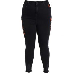 New Look Curves JENNA EMBROIDERED Jeans Skinny Fit black. Czarne rurki damskie New Look Curves, z elastanu. W wyprzedaży za 146,30 zł.