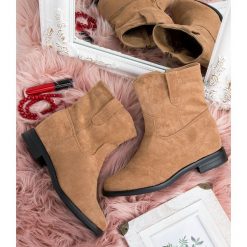 Botki damskie Ideal Shoes G-7605 Khaki. Brązowe botki damskie Marquiiz, z tworzywa sztucznego, bez obcasa, na koturnie, bez zapięcia. Za 129,00 zł.