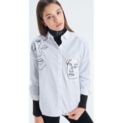 Koszula z nadrukiem - Biały. Białe koszule damskie Cropp, s, z nadrukiem, bez kołnierzyka, bez rękawów. W wyprzedaży za 39,99 zł.