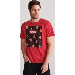 T-shirt ze świątecznym nadrukiem - Bordowy. Czerwone t-shirty męskie Reserved, s, z nadrukiem, wizytowe. Za 29,99 zł.