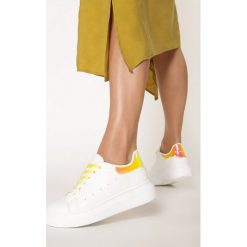 Biało-Żółte Sneakersy Pop Of Colour. Białe sneakersy damskie Born2be. W wyprzedaży za 54,99 zł.