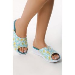Zielone Klapki Rumination. Zielone koturny damskie Born2be, z otwartym noskiem, na niskim obcasie, na koturnie, bez zapięcia. Za 29,99 zł.