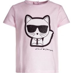 KARL LAGERFELD BABY Tshirt z nadrukiem hellrose. Czerwone t-shirty damskie KARL LAGERFELD, z nadrukiem, z bawełny. Za 159,00 zł.