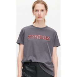T-shirt z napisem -. T-shirty damskie Reserved, z napisami, bez kołnierzyka. W wyprzedaży za 19,99 zł.