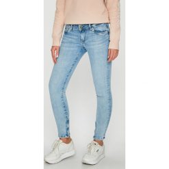 Pepe Jeans - Jeansy Cher x Wiser Wash. Niebieskie jeansy damskie skinny marki Pepe Jeans, z elastanu, z obniżonym stanem. Za 379,90 zł.