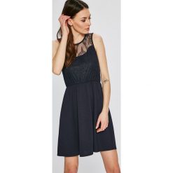 Vero Moda - Sukienka. Niebieskie sukienki damskie Vero Moda, na co dzień, s, w koronkowe wzory, z elastanu, casualowe, z okrągłym kołnierzem, bez rękawów, mini, rozkloszowane. W wyprzedaży za 49,90 zł.