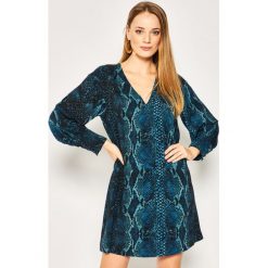 Sukienka codzienna Just Cavalli S02CT1004. Sukienki damskie Just Cavalli, na co dzień, s, bez wzorów, z wiskozy, bez kołnierzyka, bez rękawów, proste. W wyprzedaży za 1599,00 zł.