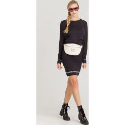 SUKIENKA TWINSET. Czarne sukienki damskie Twinset, na imprezę, s, z aplikacjami, z kaszmiru, z okrągłym kołnierzem, bez rękawów. Za 1099,00 zł.