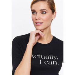 T-SHIRT DAMSKI Z BŁYSZCZĄCYM NAPISEM. Czarne t-shirty damskie Top Secret, z nadrukiem, z jeansu, z kontrastowym kołnierzykiem. W wyprzedaży za 19,99 zł.