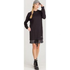 SUKIENKA MY TWIN TWINSET. Czarne sukienki damskie Twinset, na co dzień, s, w koronkowe wzory, z dzianiny, z kapturem, bez rękawów, mini, proste. Za 839,00 zł.