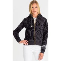 BLUZA VERSACE JEANS COUTURE. Czarne bluzy damskie z nadrukiem, z jeansu. Za 884,95 zł.