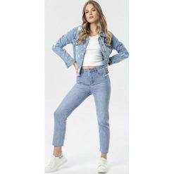 Niebieskie Jeansy Mom Fit Nealeia. Niebieskie jeansy damskie Born2be, w paski, z jeansu, z podwyższonym stanem. Za 119,99 zł.