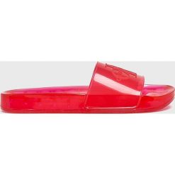 Calvin Klein Jeans - Klapki. Różowe klapki damskie Calvin Klein Jeans, bez wzorów, z jeansu, bez obcasa, na obcasie. W wyprzedaży za 259,90 zł.