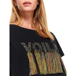 T-shirt damski z aplikacją. Czarne t-shirty damskie z aplikacjami, z dzianiny, z okrągłym kołnierzem. W wyprzedaży za 29,99 zł.
