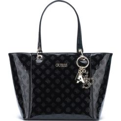 Guess Kamryn Torebka Czarny. Czarne torebki klasyczne damskie Guess, z aplikacjami, z materiału, bez dodatków. Za 554,95 zł.