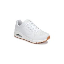Buty Skechers UNO. Białe trampki i tenisówki damskie marki Skechers, bez wzorów, bez zapięcia. Za 289,00 zł.