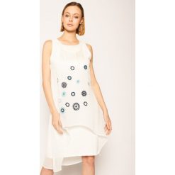 Sukienka codzienna Desigual Barrie 20SWVW56. Czarne sukienki damskie Desigual, na co dzień, bez wzorów, bez kołnierzyka, bez rękawów, proste. Za 399,00 zł.