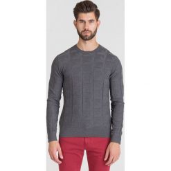 SZARY SWETER EMPORIO ARMANI WE WZÓR. Szare swetry męskie s, z aplikacjami, z okrągłym kołnierzem. Za 334,50 zł.