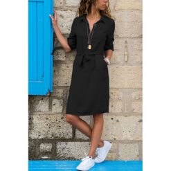 Sukienka ESEMA BLACK. Czarne sukienki damskie IVET, na co dzień, bez wzorów, eleganckie, bez kołnierzyka, bez rękawów. W wyprzedaży za 79,00 zł.