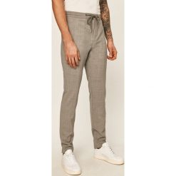 Tommy Hilfiger Tailored - Spodnie. Szare spodnie męskie Tommy Hilfiger Tailored, na co dzień, z haftami, z poliesteru. W wyprzedaży za 299,90 zł.