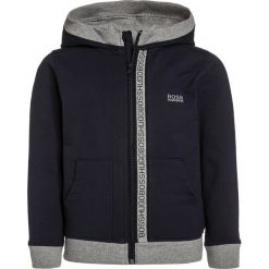 BOSS Kidswear Bluza rozpinana bleu cargo. Niebieskie bluzy chłopięce marki BOSS Kidswear, z elastanu. Za 379,00 zł.