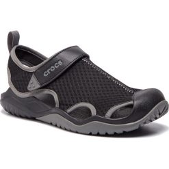 Sandały CROCS - Swiftwater Mesh Deck Sandal M 205289 Black. Czarne klapki męskie Crocs, z tworzywa sztucznego, bez zapięcia. Za 219,00 zł.