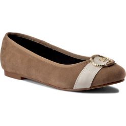 Baleriny TOMMY HILFIGER - Anne 64C FW0FW00275 Sand 102. Pomarańczowe klasyczne baleriny damskie TOMMY HILFIGER, bez wzorów, ze skóry, bez obcasa. W wyprzedaży za 269,00 zł.