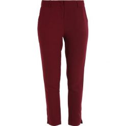 Karen by Simonsen PAN Spodnie materiałowe bordeaux. Czerwone spodnie damskie Karen by Simonsen, bez wzorów, z elastanu. W wyprzedaży za 343,85 zł.