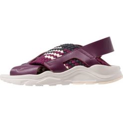 Nike Sportswear AIR HUARACHE RUN Sandały bordeaux/guava ice/desert sand/dark smoke. Czerwone sandały damskie Nike Sportswear, z materiału. Za 419,00 zł.
