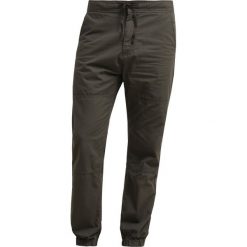 Carhartt WIP MARSHALL COLUMBIA Spodnie materiałowe cypress rinsed. Zielone spodnie męskie marki Carhartt WIP, xxl, bez wzorów, z bawełny. Za 369,00 zł.