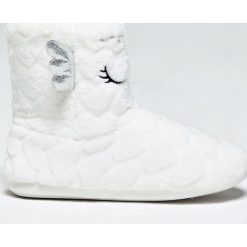 Etam - Kapcie Buho. Białe kapcie damskie Etam, z gumy. Za 89,90 zł.