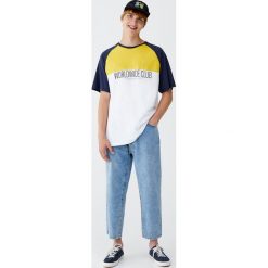 Koszulka z rękawem raglanowym i panelem. Żółte koszulki męskie Pull&Bear, m, bez wzorów, bez kołnierzyka, z krótkim rękawem, krótkie. Za 59,90 zł.