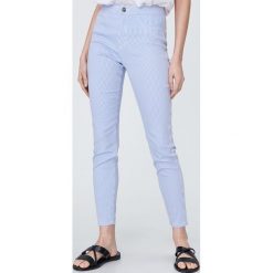 Spodnie skinny fit - Niebieski. Niebieskie spodnie damskie Sinsay, bez wzorów. W wyprzedaży za 25,99 zł.