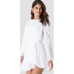 Andrea Hedenstedt x NA-KD Plisowana sukienka - White. Białe sukienki asymetryczne marki Andrea Hedenstedt x NA-KD, z poliesteru, z asymetrycznym kołnierzem. Za 202,95 zł.