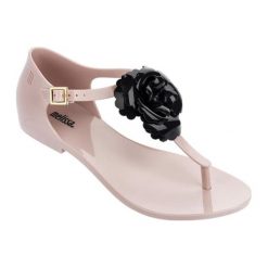 Sandały w kolorze jasnoróżowym. Różowe sandały damskie Melissa, Pepe Jeans, z aplikacjami, bez obcasa, ze sprzączką. W wyprzedaży za 119,95 zł.