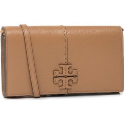 Torebka TORY BURCH - McGraw Wallet Crossbody 64502 Tiramisu 227. Pomarańczowe listonoszki damskie Tory Burch, bez wzorów, ze skóry, bez dodatków. W wyprzedaży za 1159,00 zł.