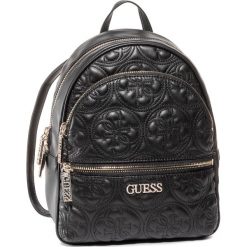Plecak GUESS - Manhattan (Qg) HWQG69 94320 BLA. Czarne plecaki damskie Guess, z aplikacjami, ze skóry ekologicznej. W wyprzedaży za 519,00 zł.