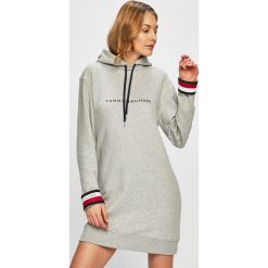 Tommy Hilfiger - Sukienka. Szare sukienki damskie TOMMY HILFIGER, na co dzień, s, z haftami, z bawełny, casualowe, z okrągłym kołnierzem, z długim rękawem, długie, mini, proste. W wyprzedaży za 449,90 zł.