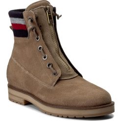 Botki TOMMY HILFIGER - West 9B FW0FW01534 Sand 102. Czarne botki damskie na zamek marki TOMMY HILFIGER, z materiału, z okrągłym noskiem, na obcasie. W wyprzedaży za 379,00 zł.