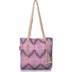 Torba plażowa "Ripple" w kolorze fioletowo-różowym - 40 x 50 cm. Czerwone torby damskie na zakupy marki Begonville, z bawełny. W wyprzedaży za 108,95 zł.