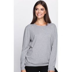 Jasnoszary Sweter Loved Again. Szare bez kategorii Born2be, xl, z aplikacjami, z okrągłym kołnierzem. Za 69,99 zł.